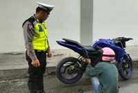 Polisi melakukan penindakan terhadap pengendara pengguna knalpot racing di Karimun. (Foto: Istimewa)