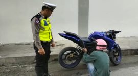 Polisi melakukan penindakan terhadap pengendara pengguna knalpot racing di Karimun. (Foto: Istimewa)