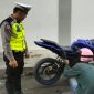 Polisi melakukan penindakan terhadap pengendara pengguna knalpot racing di Karimun. (Foto: Istimewa)