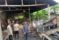 Polisi melakukan pemeriksaan lokasi kebakaran Pabrik Mebel di Kelurahan Harjosari Tebing. (Foto: Dokumen Polisi)