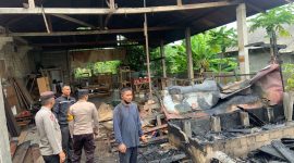 Polisi melakukan pemeriksaan lokasi kebakaran Pabrik Mebel di Kelurahan Harjosari Tebing. (Foto: Dokumen Polisi)