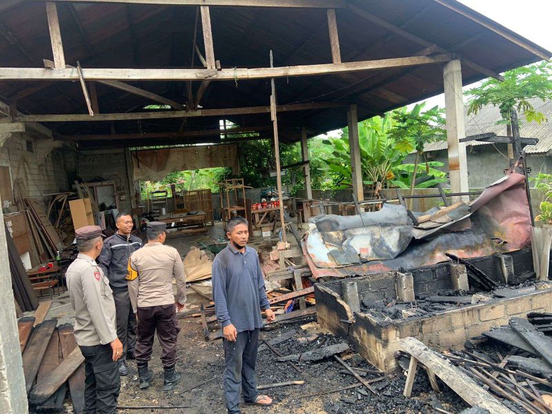 Polisi melakukan pemeriksaan lokasi kebakaran Pabrik Mebel di Kelurahan Harjosari Tebing. (Foto: Dokumen Polisi)