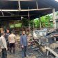 Polisi melakukan pemeriksaan lokasi kebakaran Pabrik Mebel di Kelurahan Harjosari Tebing. (Foto: Dokumen Polisi)