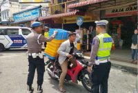 Petugas Satlantas Polres Karimun berikan teguran kepada pengendara sepeda motor yang melanggar lalu lintas. (Foto: Dokumen Kepriheadline.id)