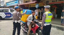Petugas Satlantas Polres Karimun berikan teguran kepada pengendara sepeda motor yang melanggar lalu lintas. (Foto: Dokumen Kepriheadline.id)