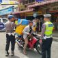 Petugas Satlantas Polres Karimun berikan teguran kepada pengendara sepeda motor yang melanggar lalu lintas. (Foto: Dokumen Kepriheadline.id)