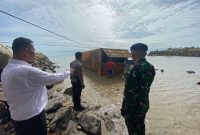 Satpolairud bersama TNI, dan DLH membuka isi kontainer yang ditemukan di Perairan OPL. (Foto: Istimewa)