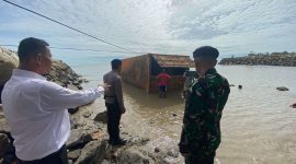 Satpolairud bersama TNI, dan DLH membuka isi kontainer yang ditemukan di Perairan OPL. (Foto: Istimewa)