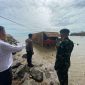 Satpolairud bersama TNI, dan DLH membuka isi kontainer yang ditemukan di Perairan OPL. (Foto: Istimewa)