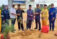 PT Timah Tbk Unit Produksi Kundur melakukan penanaman untuk Penghijauan bersama masyarakat dan camat Kundur Utara di area sekitar lapangan volly Pemuda Tanjung Berlian. (Foto: Humas PT Timah)