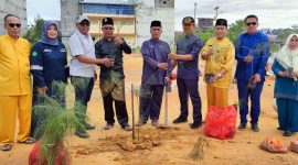 PT Timah Tbk Unit Produksi Kundur melakukan penanaman untuk Penghijauan bersama masyarakat dan camat Kundur Utara di area sekitar lapangan volly Pemuda Tanjung Berlian. (Foto: Humas PT Timah)