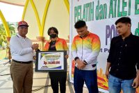 Wakil Bupati Karimun Anwar Hasyim serahkan secara simbolis bonus untuk para atlet Popda dan Porprov tahun 2023. (Foto: Kepriheadline.id)