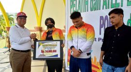 Wakil Bupati Karimun Anwar Hasyim serahkan secara simbolis bonus untuk para atlet Popda dan Porprov tahun 2023. (Foto: Kepriheadline.id)