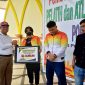 Wakil Bupati Karimun Anwar Hasyim serahkan secara simbolis bonus untuk para atlet Popda dan Porprov tahun 2023. (Foto: Kepriheadline.id)