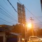 Kondisi papan reklame di Jalan A Yani Kelurahan Sei Lakam ancam keselamatan warga. (Foto: Kepriheadline.id)