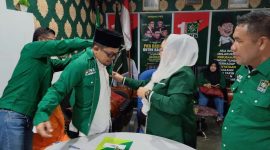Penyematan Seragam PKB ke Mantan Ketua Bawaslu Karimun Nurhidayat, tanda resminya Ia bergabung di Keluarga Besar PKB. (Foto: Kepriheadline.id)