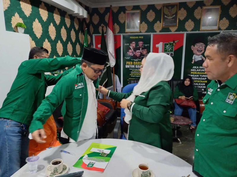Penyematan Seragam PKB ke Mantan Ketua Bawaslu Karimun Nurhidayat, tanda resminya Ia bergabung di Keluarga Besar PKB. (Foto: Kepriheadline.id)