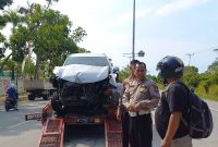 Proses evakuasi mobil avanza velos yang alami kecelakaan lalu lintas di depan Masjid Agung Karimun.