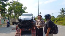 Proses evakuasi mobil avanza velos yang alami kecelakaan lalu lintas di depan Masjid Agung Karimun.