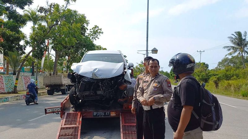 Proses evakuasi mobil avanza velos yang alami kecelakaan lalu lintas di depan Masjid Agung Karimun.