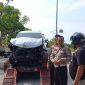 Proses evakuasi mobil avanza velos yang alami kecelakaan lalu lintas di depan Masjid Agung Karimun.