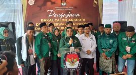 Ketua DPC PKB Karimun Nyimas Novi Ujiani menggelar Press rilis usai mendaftarkan 30 Bacaleg dari PKB, maju dalam Pileg 2024. (Foto: Kepriheadline.id)