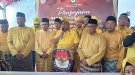 Ketua DPD Partai Golkar pimpin Konferensi Pers di Kantor KPU Karimun usai melakukan pendaftaran Bacaleg di KPU Karimun. (Foto: Kepriheadline.id)