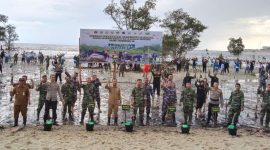 Dandim 0317/Tbk Letkol Inf Budianto Hamdani Damanik pimpin penanaman ratusan bibit mangrove secara nasional di Pantai Indah Desa Pangke, Senin (15/5/2023).