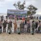 Dandim 0317/Tbk Letkol Inf Budianto Hamdani Damanik pimpin penanaman ratusan bibit mangrove secara nasional di Pantai Indah Desa Pangke, Senin (15/5/2023).