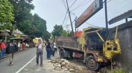 Truk muatan batako hantam tembok samping Foodpedia. (Foto: Kepriheadline.id)