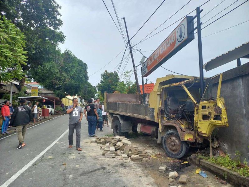 Truk muatan batako hantam tembok samping Foodpedia. (Foto: Kepriheadline.id)