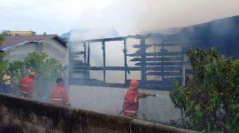 Petugas pemadam kebakaran melakukan cooling down terhadap rumah kosong yang hangus terbakar, Selasa (16/5/2023). (Foto: kepriheadline.id)