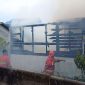 Petugas pemadam kebakaran melakukan cooling down terhadap rumah kosong yang hangus terbakar, Selasa (16/5/2023). (Foto: kepriheadline.id)