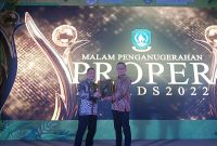 Kepala Unit Produksi Kundur Ari Wibowo saat menerima Piagam Proper Emas yang diserahkan oleh Asisten 3 Pemprov Kepri Andri Rizal. (Foto: Humas Timah untuk Kepriheadline.id)