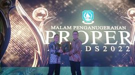 Kepala Unit Produksi Kundur Ari Wibowo saat menerima Piagam Proper Emas yang diserahkan oleh Asisten 3 Pemprov Kepri Andri Rizal. (Foto: Humas Timah untuk Kepriheadline.id)