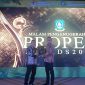 Kepala Unit Produksi Kundur Ari Wibowo saat menerima Piagam Proper Emas yang diserahkan oleh Asisten 3 Pemprov Kepri Andri Rizal. (Foto: Humas Timah untuk Kepriheadline.id)