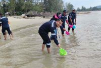 Rita Permata Sari dari BPSPL bersama karyawan PT Timah saat melepaskan bibit kepiting. (Foto: Istinewa)