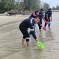 Rita Permata Sari dari BPSPL bersama karyawan PT Timah saat melepaskan bibit kepiting. (Foto: Istinewa)