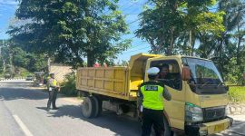 Petugas Satlantas Polres Karimun berhentikan dan berikan peringatan kepada supir truk bermuatan pasir yang tidak menggunakan penutup.(Foto: dokumen polisi)