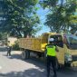 Petugas Satlantas Polres Karimun berhentikan dan berikan peringatan kepada supir truk bermuatan pasir yang tidak menggunakan penutup.(Foto: dokumen polisi)