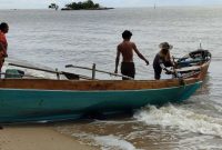 Sabtu di sambut istri dan anaknya saat pulang dari melaut. (Foto; Istimewa)