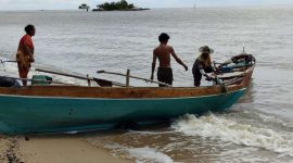 Sabtu di sambut istri dan anaknya saat pulang dari melaut. (Foto; Istimewa)