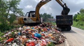 Alat berat membantu proses pembersihan sampah di wilayah Baran Barat yang kerap kali dijadikan warga sebagai lokasi pembuangan. (Foto: Istimewa)