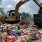 Alat berat membantu proses pembersihan sampah di wilayah Baran Barat yang kerap kali dijadikan warga sebagai lokasi pembuangan. (Foto: Istimewa)