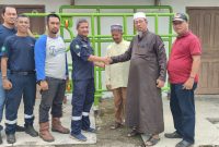 Kepala Keteknikan PT Timah Unit Kundur Reza Ferdian Zein saat menyerahkan bantuan kepada Pengurus Masjid Nurul Jami