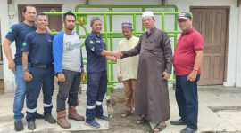 Kepala Keteknikan PT Timah Unit Kundur Reza Ferdian Zein saat menyerahkan bantuan kepada Pengurus Masjid Nurul Jami