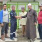 Kepala Keteknikan PT Timah Unit Kundur Reza Ferdian Zein saat menyerahkan bantuan kepada Pengurus Masjid Nurul Jami