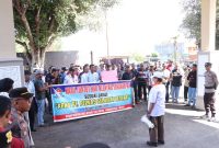 Puluhan massa HNSI menggelar demo di Halaman DPRD Karimun. (Foto: Kepriheadline.id)