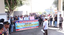 Puluhan massa HNSI menggelar demo di Halaman DPRD Karimun. (Foto: Kepriheadline.id)