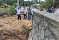 Bupati Karimun Aunur Rafiq meninjau jalan dan jembatan di Pulau Kundur, Kamis (27/4/2023). (Foto: Istimewa)